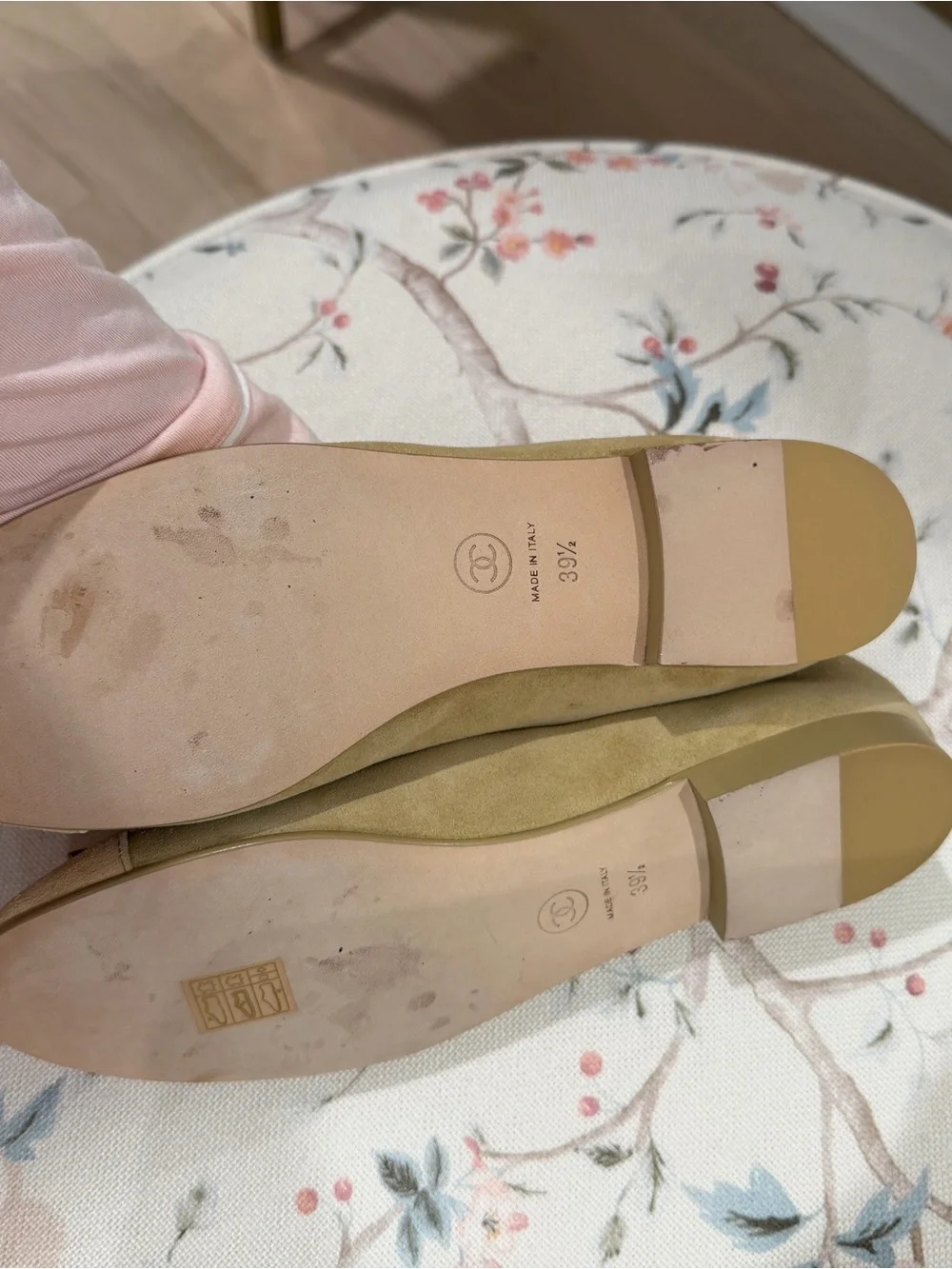 NEW Never worn CHANEL Beige Suede Ballet Flats - Classic Bow Detail